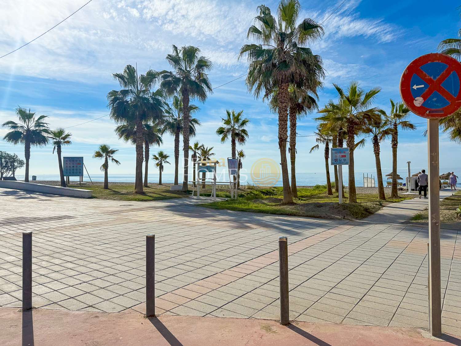 Begane grond van 170 m2 met directe toegang tot het strand in Torrox Costa