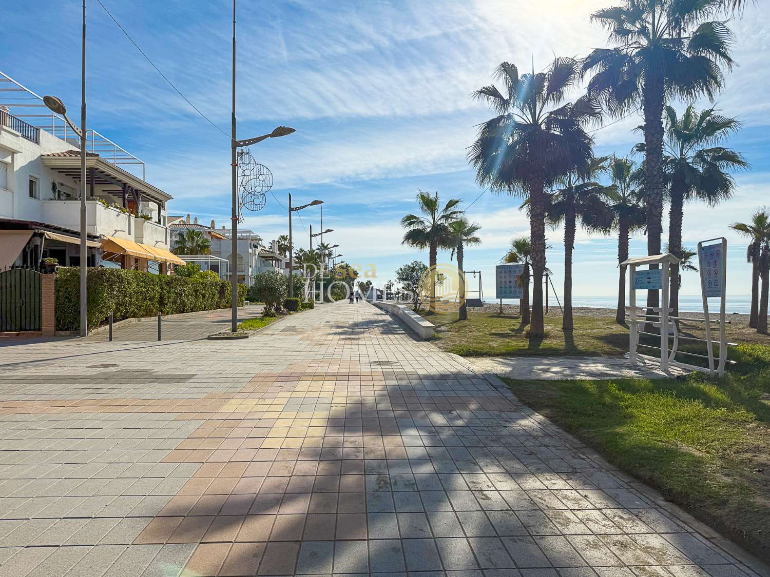 Begane grond van 170 m2 met directe toegang tot het strand in Torrox Costa