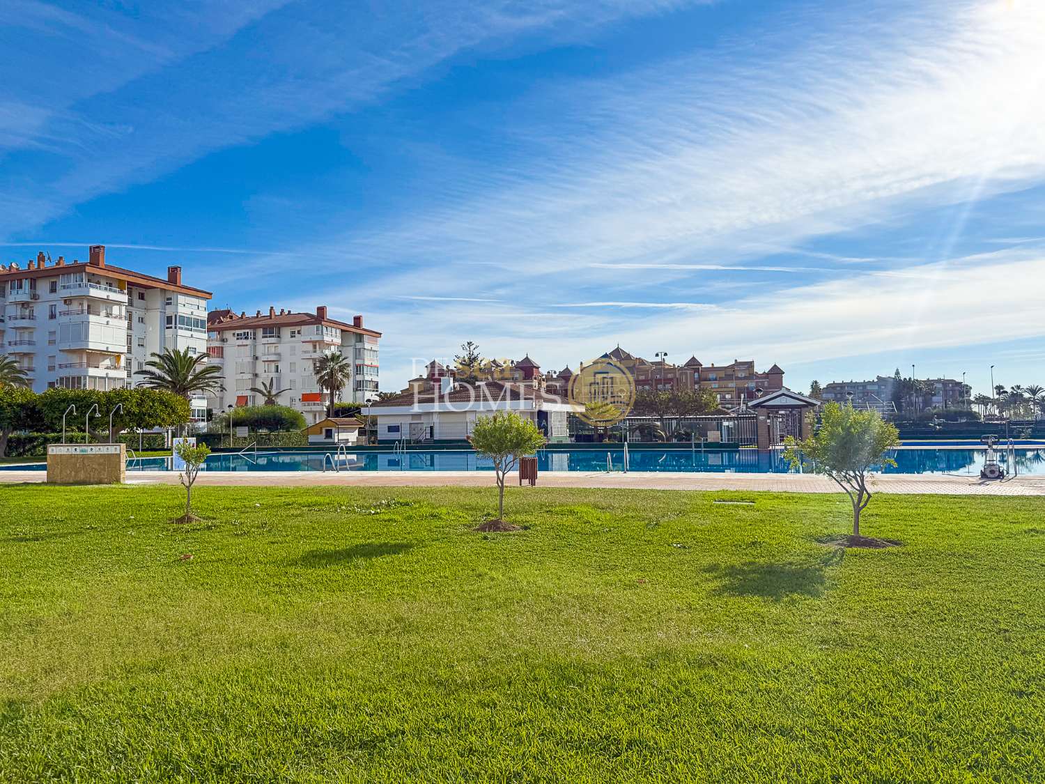 Begane grond van 170 m2 met directe toegang tot het strand in Torrox Costa