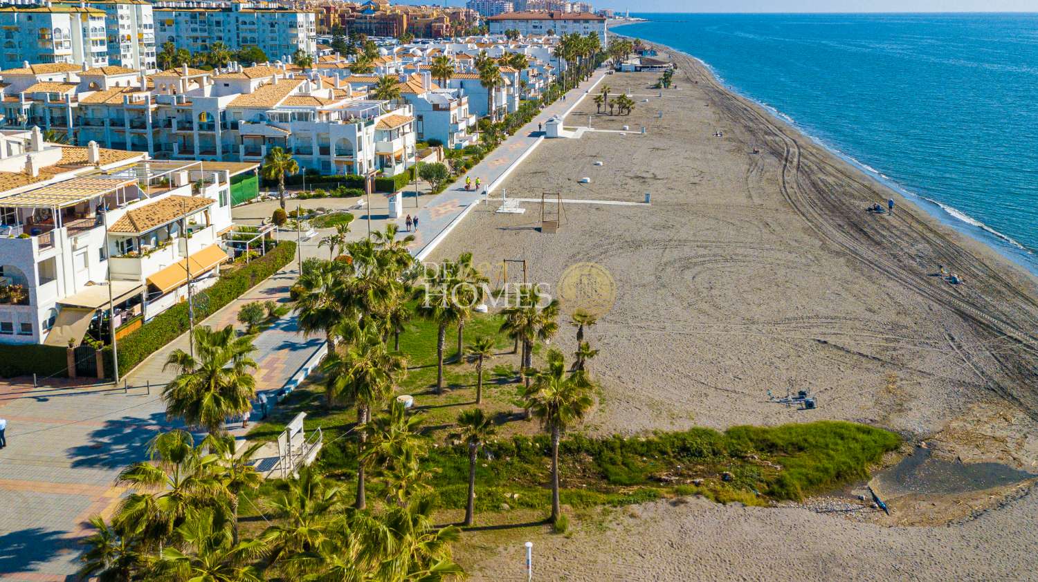 Bajo de 170 m2 con acceso directo a la playa en torrox costa