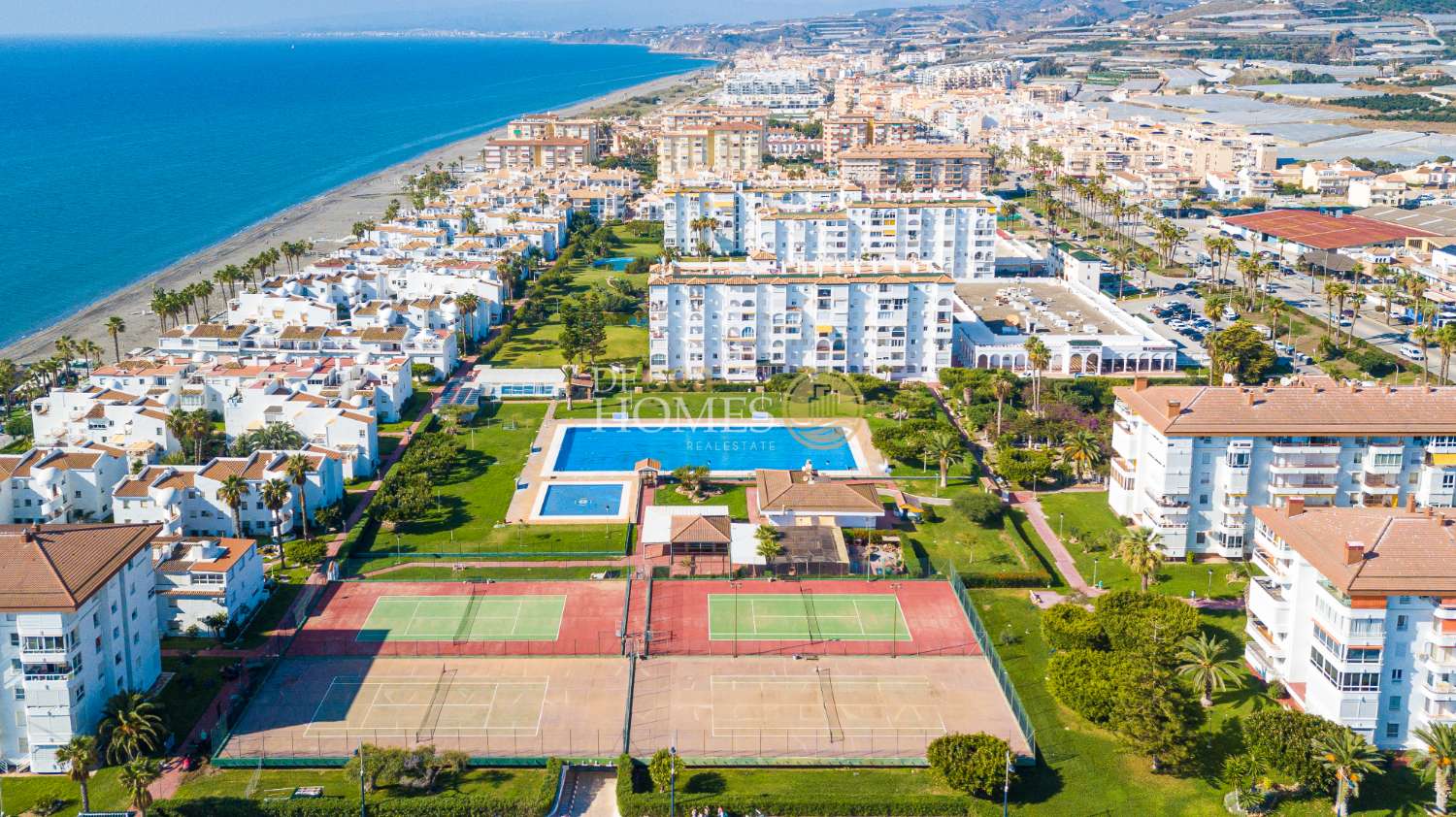 Erdgeschoss von 170 m2 mit direktem Zugang zum Strand in Torrox Costa