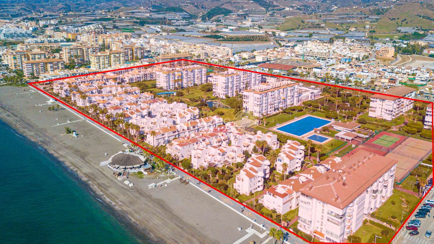 Begane grond van 170 m2 met directe toegang tot het strand in Torrox Costa