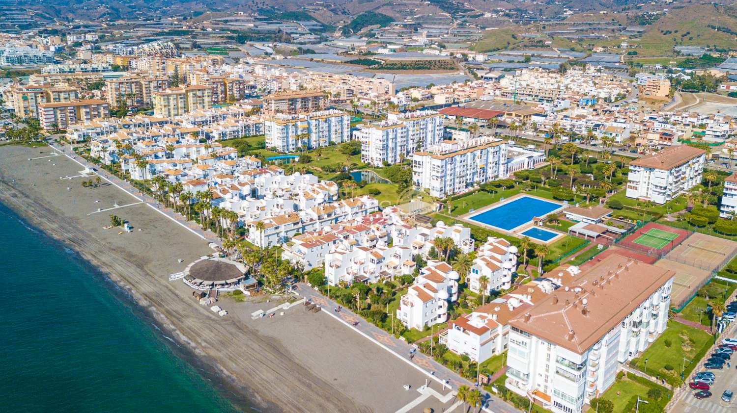 Bajo de 170 m2 con acceso directo a la playa en torrox costa