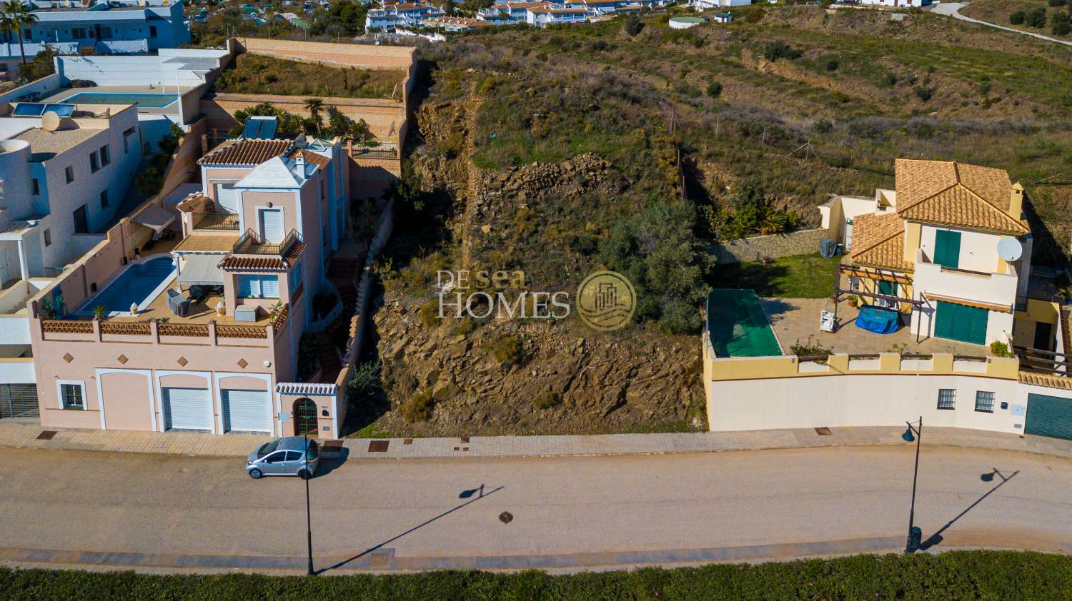 Parcela en venta para construir amplia vivienda de 3 plantas con preciosas vistas al mar en Torrox Costa