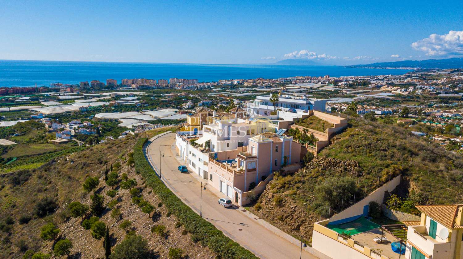 Parcela en venta para construir amplia vivienda de 3 plantas con preciosas vistas al mar en Torrox Costa