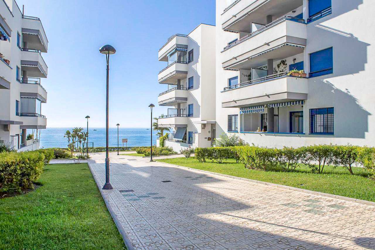 Apartamentos a pocos pasos de la playa con vistas al mar en el Peñoncillo, Torrox Costa.