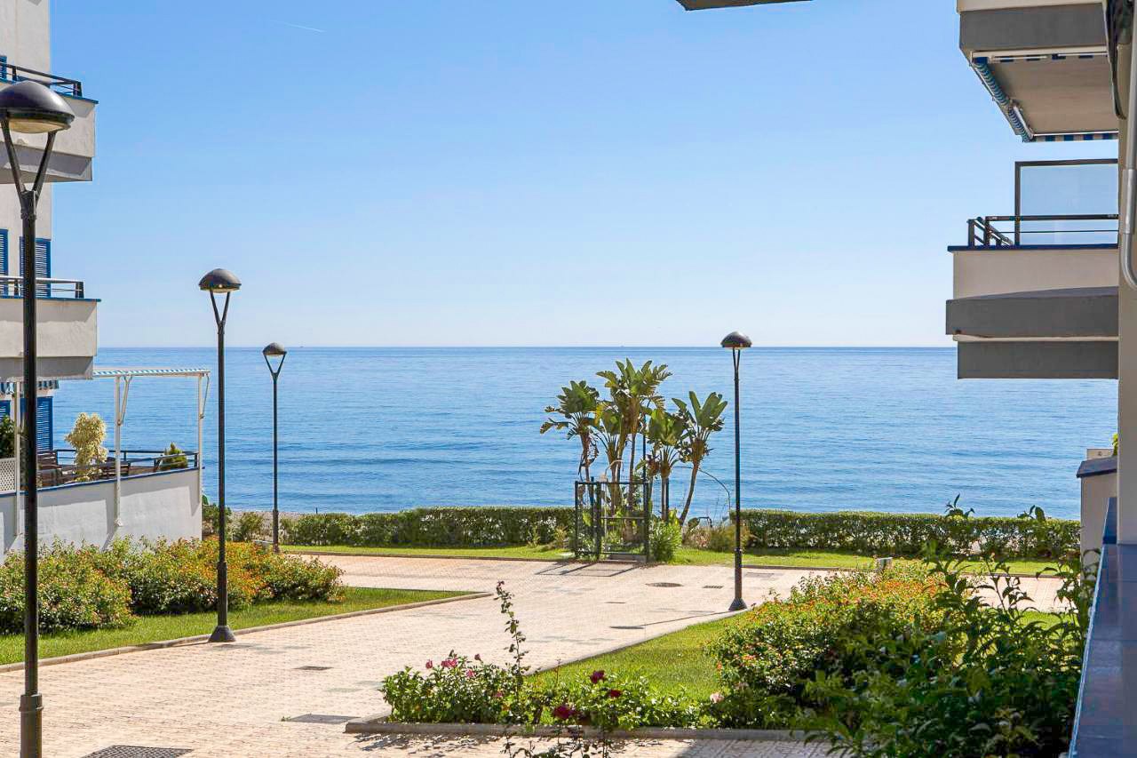 Apartamentos a pocos pasos de la playa con vistas al mar en el Peñoncillo, Torrox Costa.