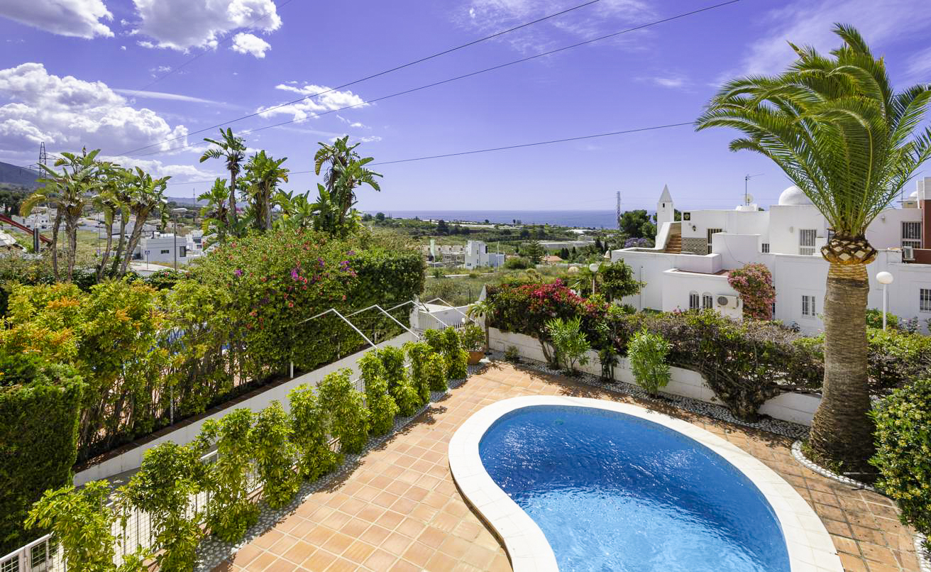 Villa con estilo andaluz, bonitas vistas al mar y piscina privada.