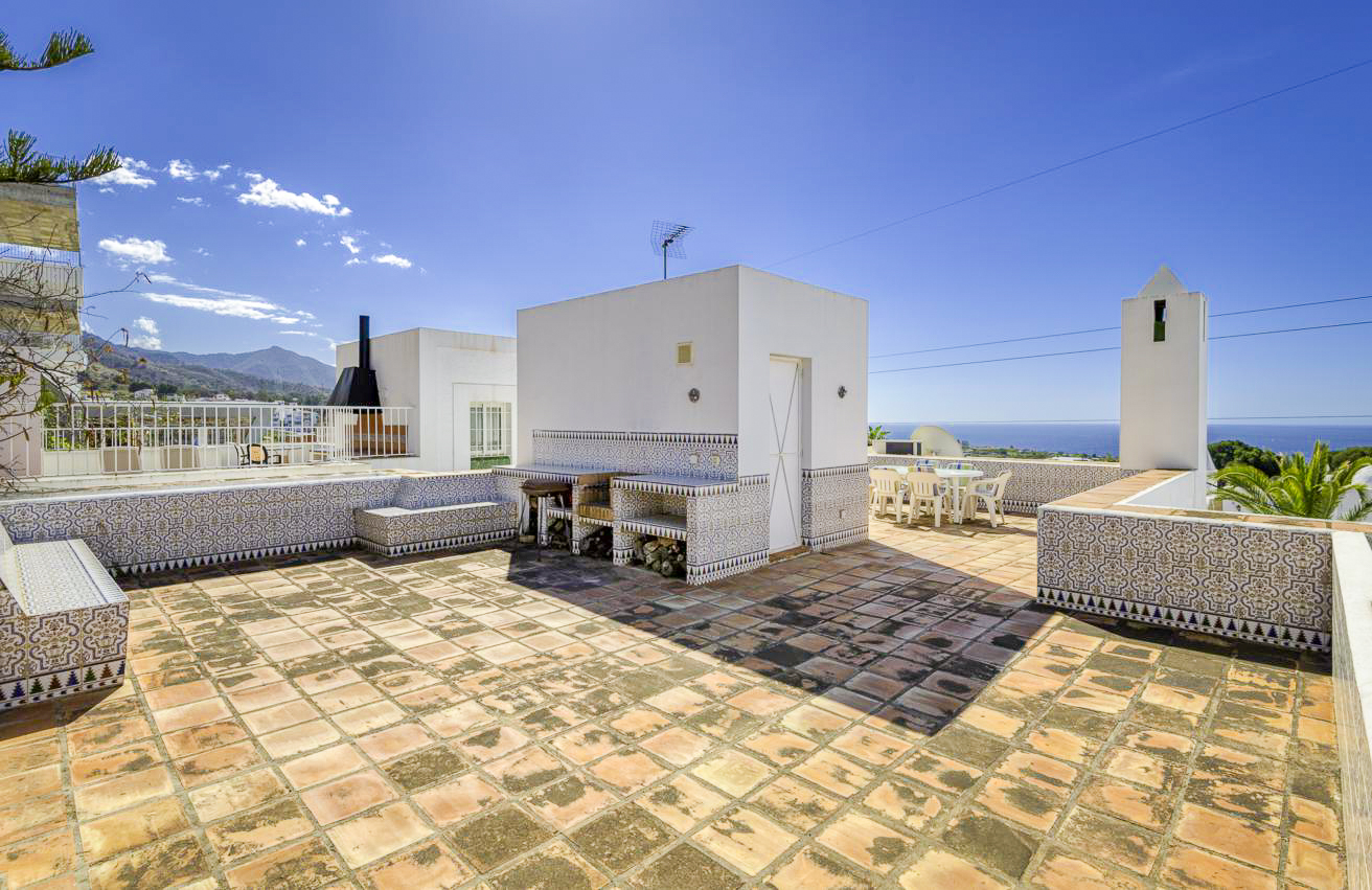 Villa con estilo andaluz, bonitas vistas al mar y piscina privada.