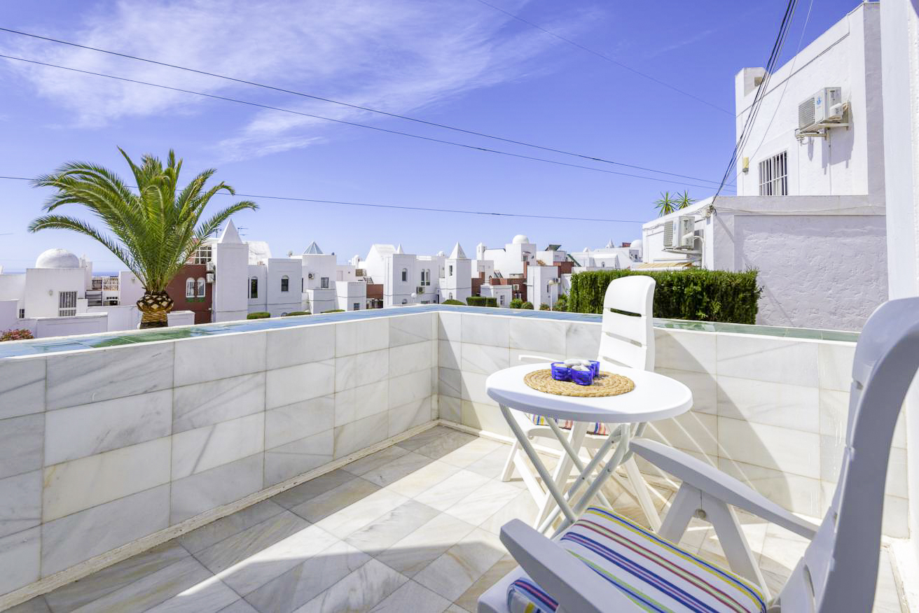 Villa con estilo andaluz, bonitas vistas al mar y piscina privada.