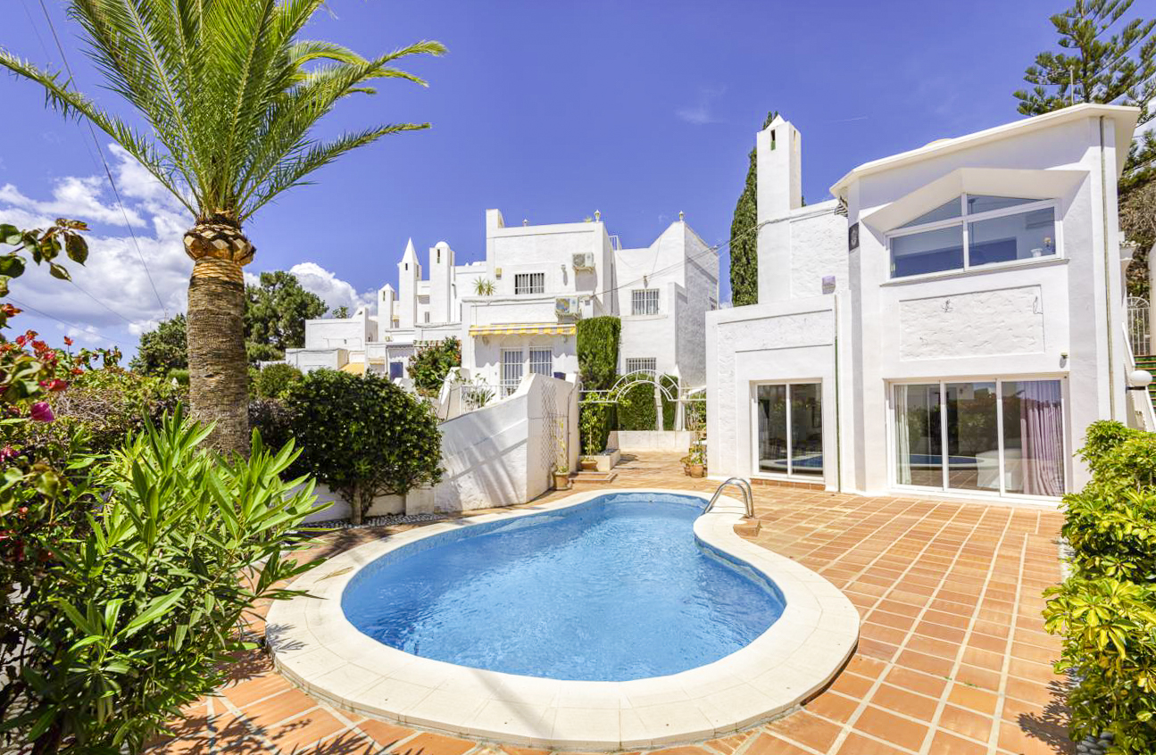 Villa con estilo andaluz, bonitas vistas al mar y piscina privada.