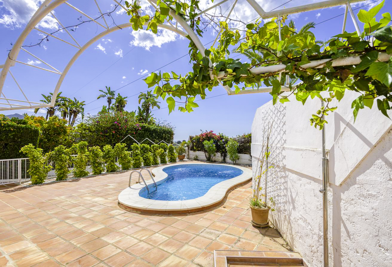 Villa con estilo andaluz, bonitas vistas al mar y piscina privada.