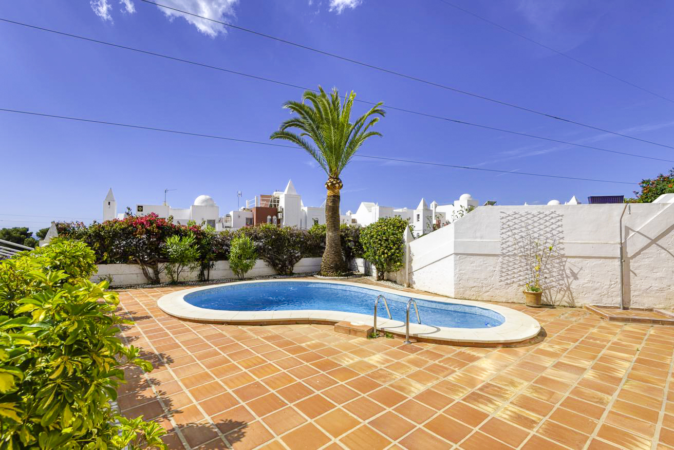 Villa con estilo andaluz, bonitas vistas al mar y piscina privada.