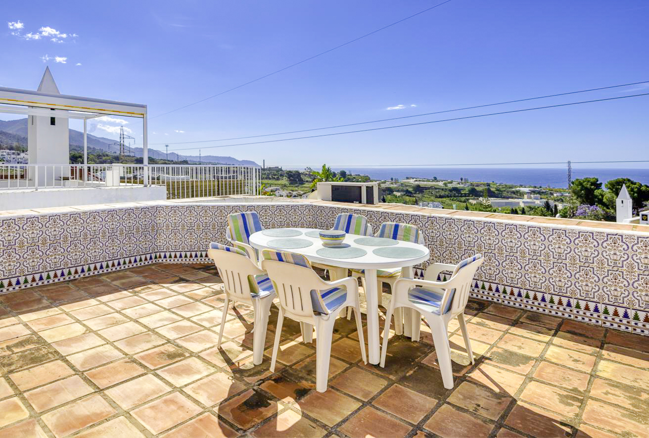 Villa con estilo andaluz, bonitas vistas al mar y piscina privada.