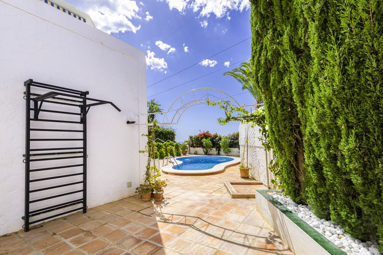 Villa con estilo andaluz, bonitas vistas al mar y piscina privada.