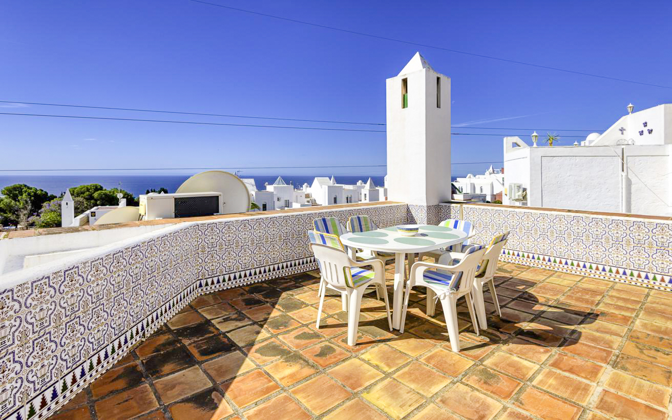 Villa con estilo andaluz, bonitas vistas al mar y piscina privada.