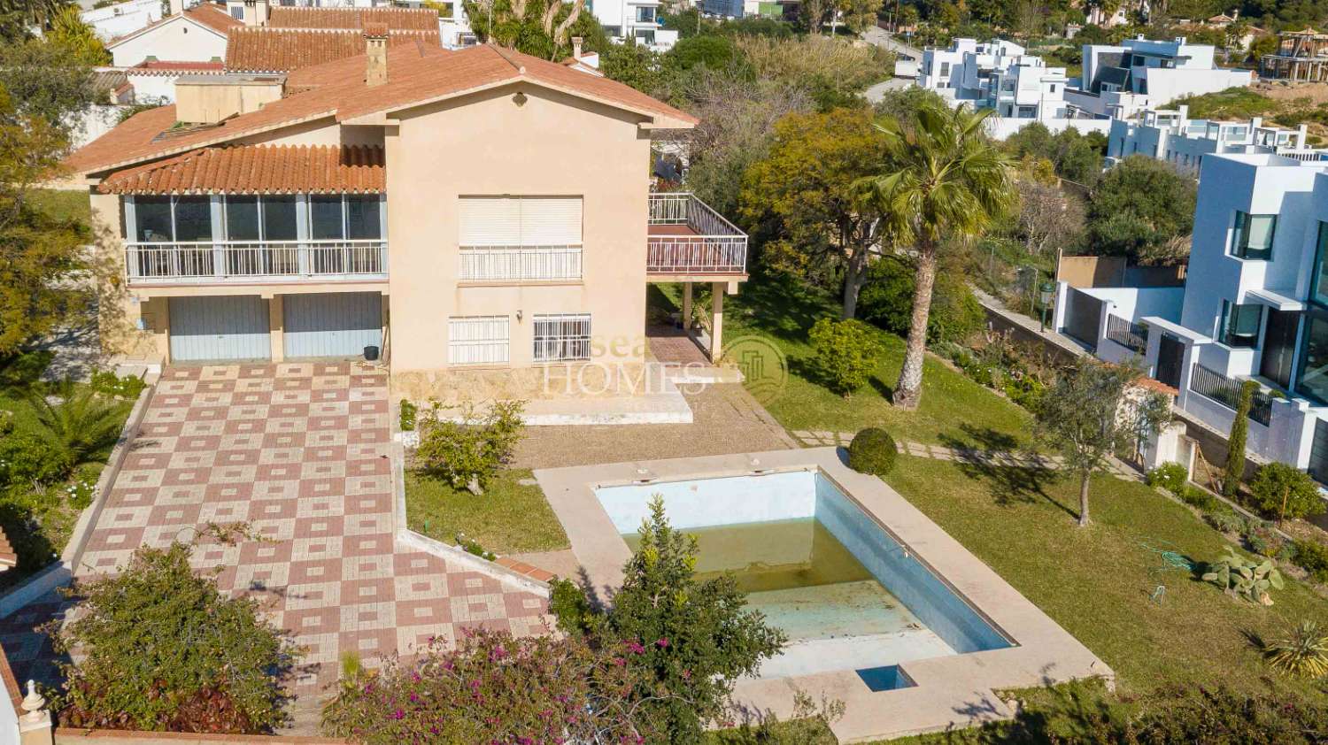 Villa till salu i Nerja med privat pool och garage